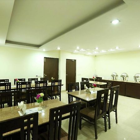 Hotel The Rts Plaza Nueva Delhi Exterior foto