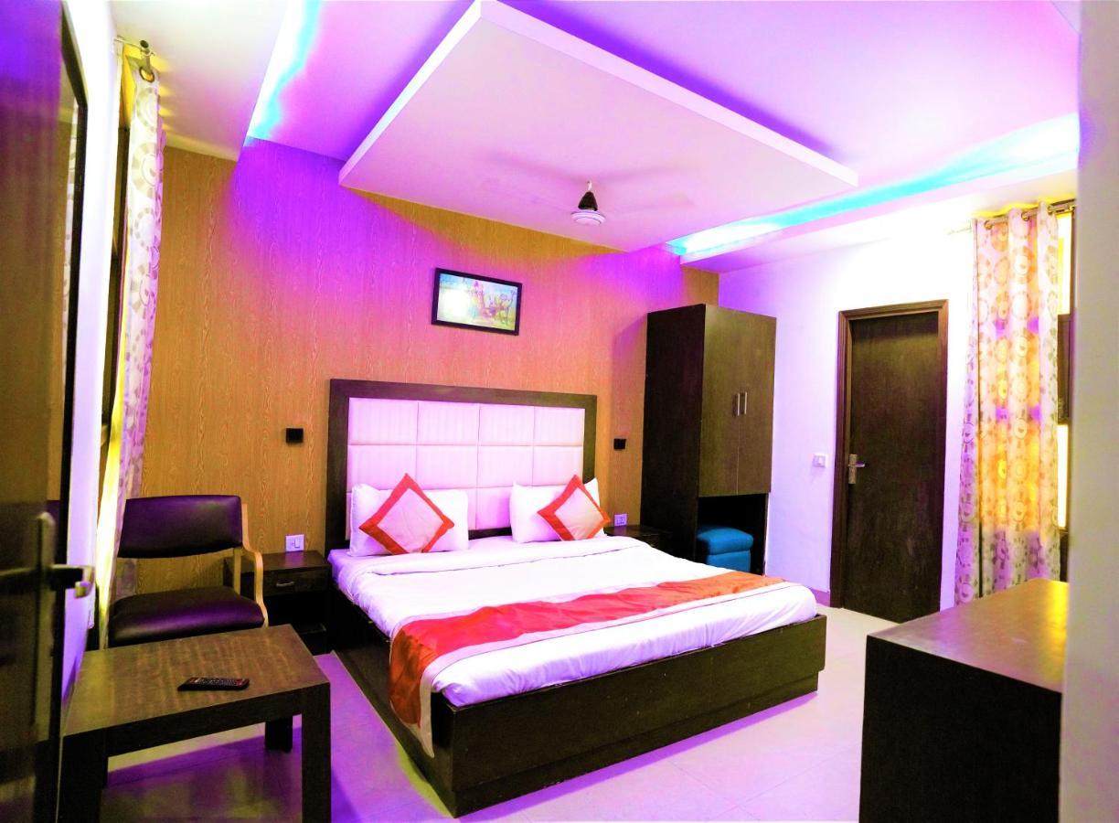 Hotel The Rts Plaza Nueva Delhi Exterior foto