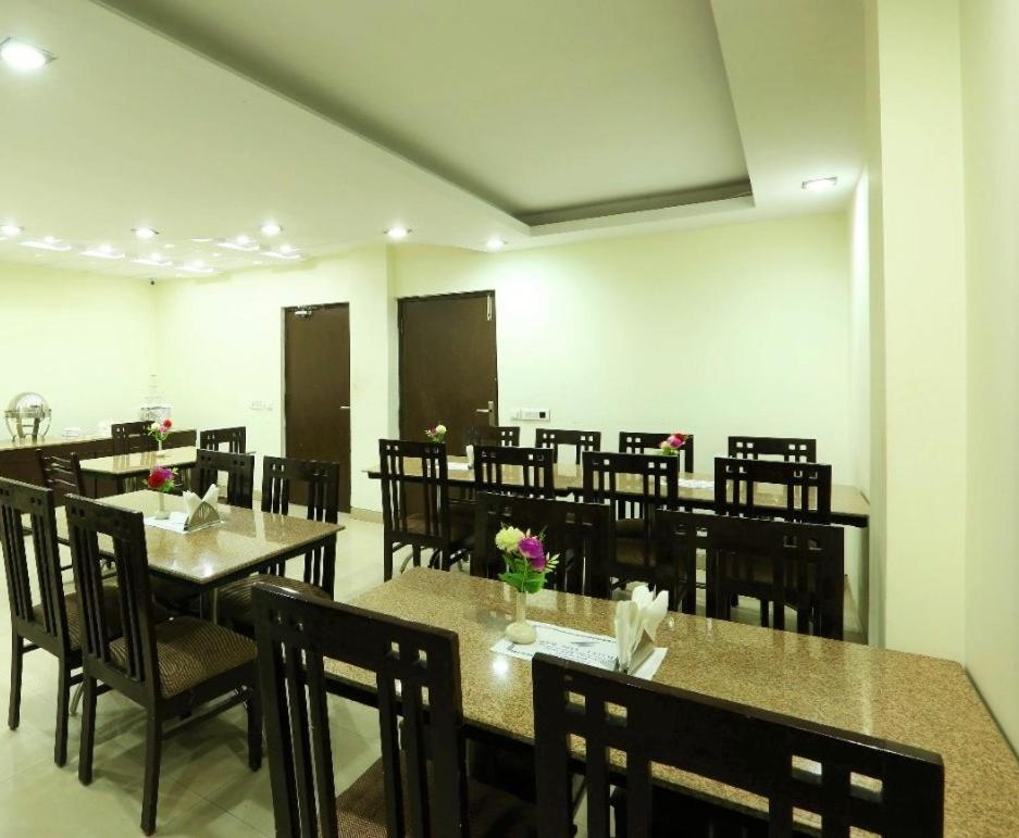 Hotel The Rts Plaza Nueva Delhi Exterior foto