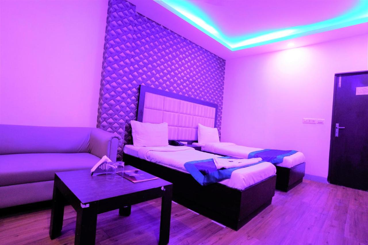 Hotel The Rts Plaza Nueva Delhi Exterior foto