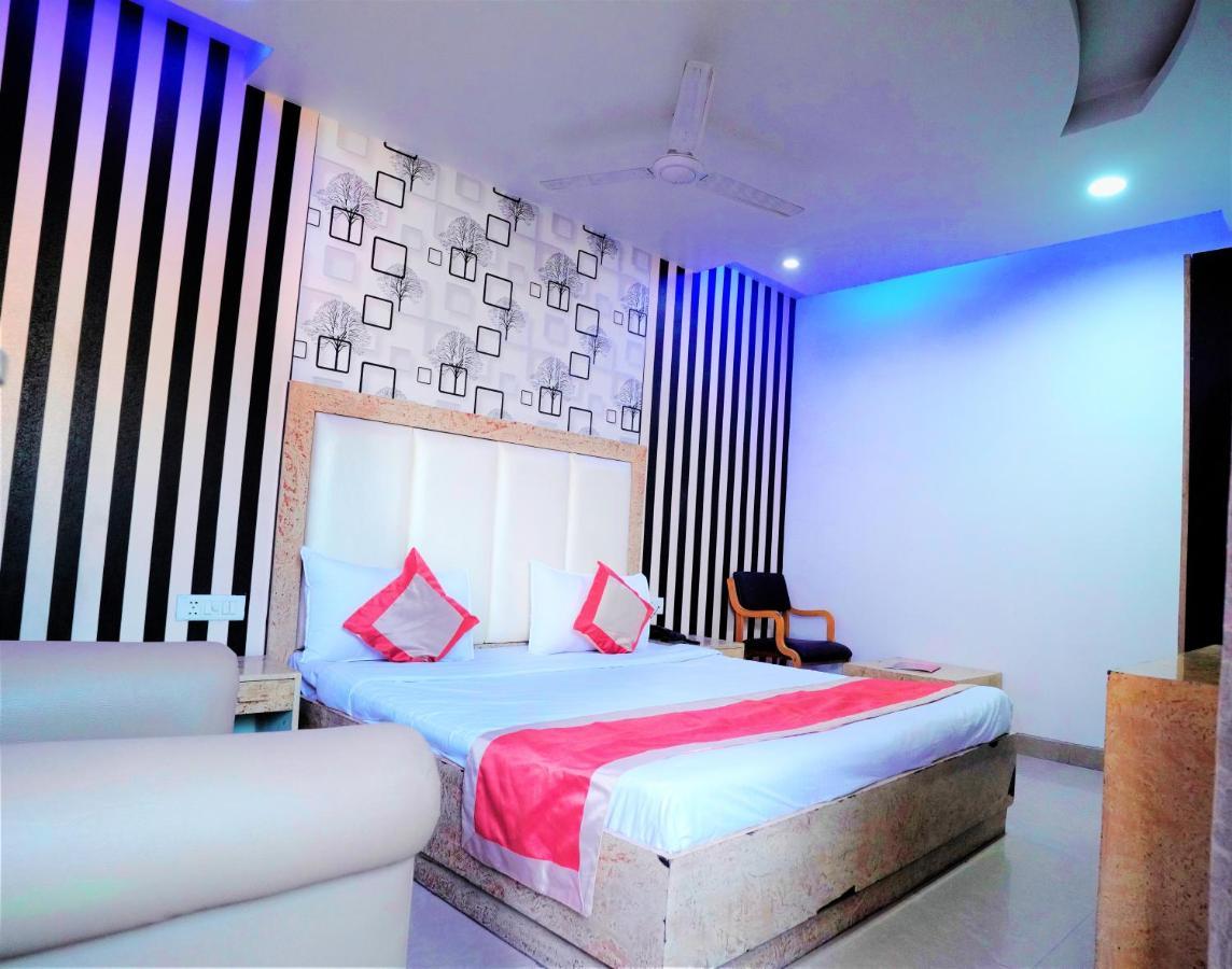 Hotel The Rts Plaza Nueva Delhi Exterior foto