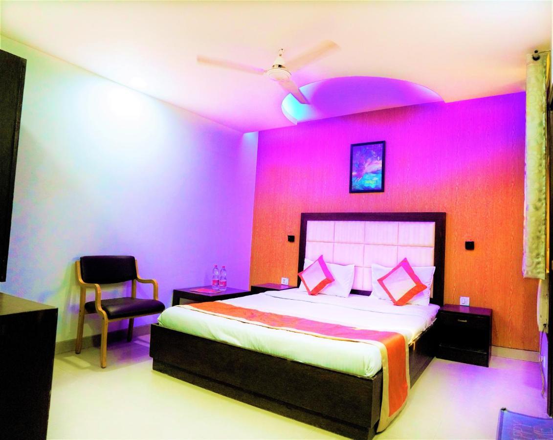 Hotel The Rts Plaza Nueva Delhi Exterior foto